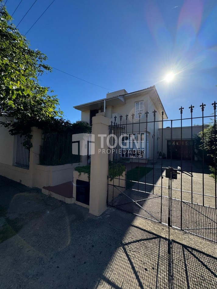 VENTA AMPLIA CASA CON 3 UNIDADES Y PILETA - 575m2...BALCARCE !!