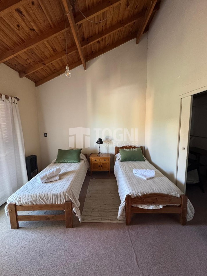 VENTA AMPLIA CASA CON 3 UNIDADES Y PILETA - 575m2...BALCARCE !!